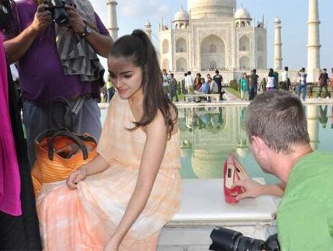 Miss Universo en problemas legales por sacarse fotos en Taj Mahal