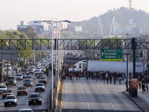 En coma, policía golpeado por manifestantes: Serrano