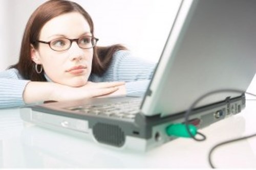 Mujeres se rezagan en el Internet