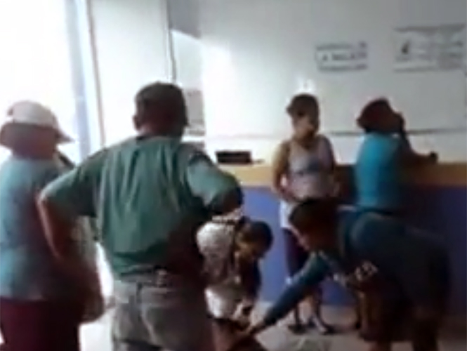 Destituyen a director de Hospital de Puebla por parto en el piso
