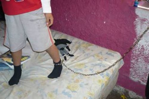 Encadenan a niño para que no alcanzara comida del ‘refri’