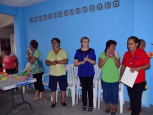 Convive Cuquita Gómez con Gente Mayor de Bahía
