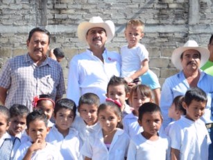 Abre Rafa Cervantes Acceso en la Colonia Obando