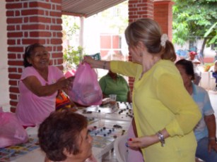 Entrega Cuquita Gómez Despensas a Personas de la Tercera Edad