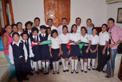 Cumple Rafa Cervantes a  Escuelas Primarias de San Vicente.