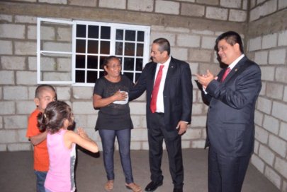 Ayuda Alcalde a Familia de Cartolandia con un pie de Casa