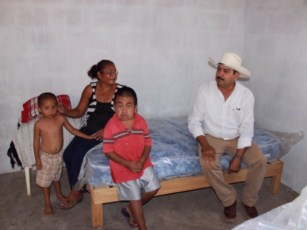 Entrega Rafa Cervantes Mobiliario Para Vivienda