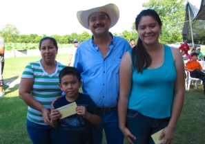 Entrega Rafa Cervantes Becas por 193 mil Pesos