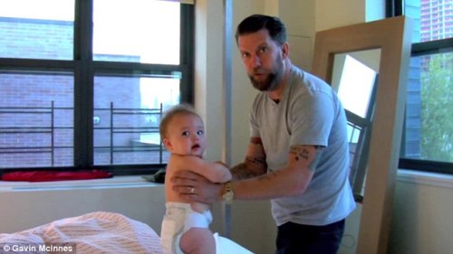 Video: Padre practicando lucha con su bebé causa controversia
