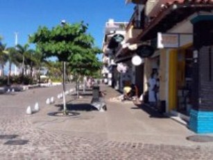 Empresarios Insisten Otra Vez, Mesas y Sillas Afuera de Restaurantes Sobre Malecón