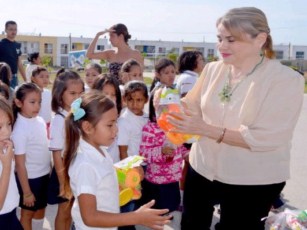 Continúa DIF Dibujando Sonrisas en Niños de Bahía