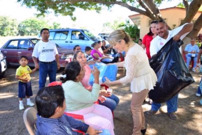 Festeja Cuquita Gómez a Discapacitados en su día