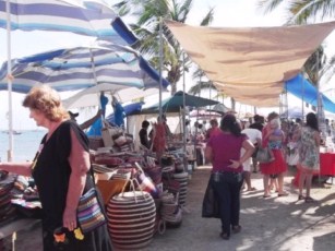 Un Éxito Tianguis Artesanal de la Cruz de Huanacaxtle Aseguran Vendedores