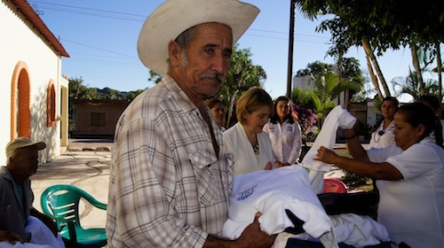 DIF Bahía Entrega Chalecos a Adultos Mayores