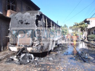 Ardió Autobús en Jarretaderas