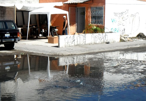 Cárcamo Provoca Fuga de Aguas Negras en Valle Dorado