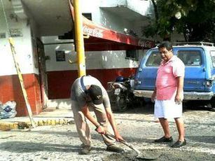 Vecinos se Organizan y Tapan Bache