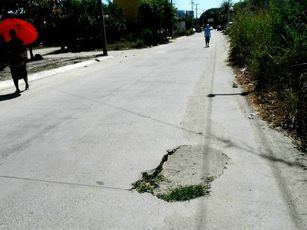 Piden a OROMAPAS Reparar Boquete en Concreto Vial del Tondoroque