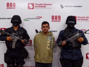 Ex Agente Policiaco Huía en Camioneta Robada