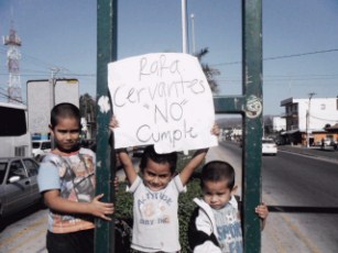 Manifestantes en Crucero de Mezcales Exigen a Autoridad Drenaje en su Colonia