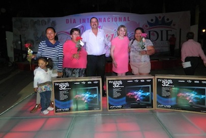 Felicitan Rafa y Cuquita a las Mujeres del Municipio