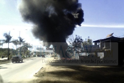 Incendio de Llantas Nubló con Humo Negro la Carretera 200