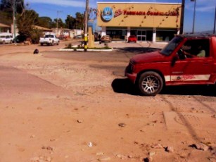 Ruptura de Pavimento Ocasiona Congestionamiento Vehicular