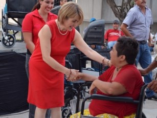 Entrega Cuquita Gómez Recursos a Personas con Discapacidad