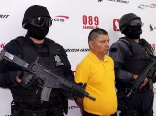 Exhibicionista en Bodega Aurrerá; en el Baño de Damas Mostraba sus Genitales