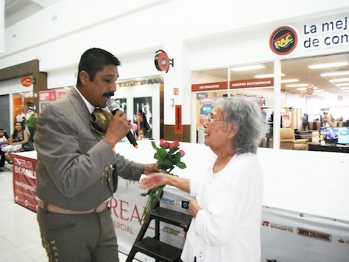 Gran Festejo por el Día de Las Madres en Lago Real, Bahía de Banderas