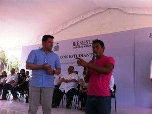 Alumnos Solicitan al Gobernador, Computadoras con Internet, Inglés y Becas