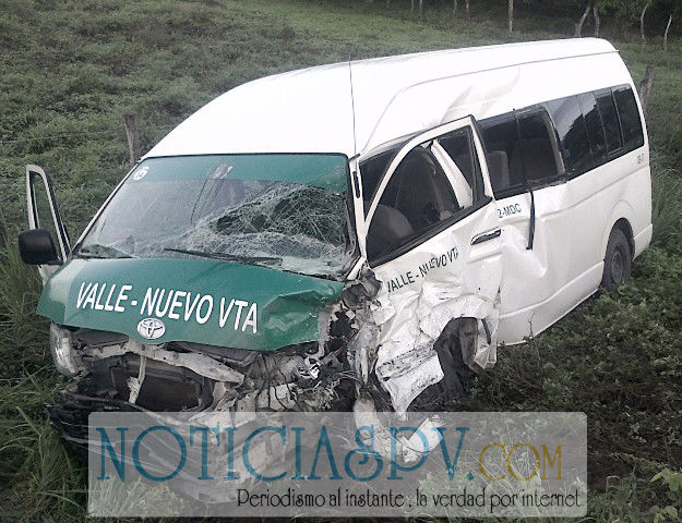 Camioneta y Combi se Impactan; Resultaron Cinco Heridos
