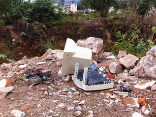 Tiran Computadoras Descompuestas en Ribera del Río Pitillal