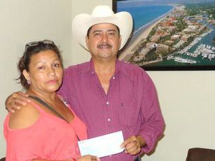 Ayuda Rafael Cervantes con 30 mil Pesos a Familia con Hijo Accidentado