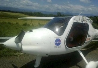 Avioneta con logo de la NASA aterriza en autopista de Nayarit