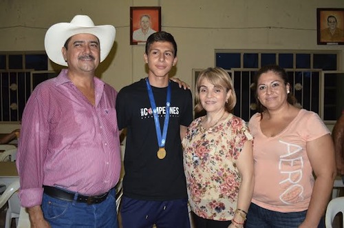 Reconoce Alcalde actuación destacada de futbolista de El Colomo