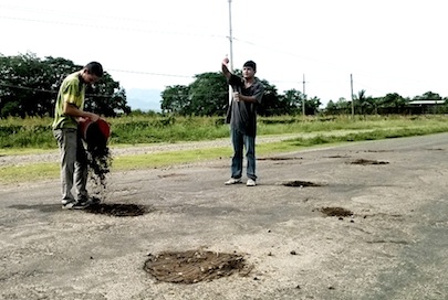 Por unas Monedas Jóvenes Hacen el Trabajo de Obras Públicas