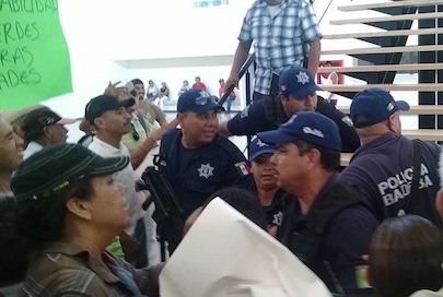 Irrumpen manifestantes sesión de cabildo en Bahía
