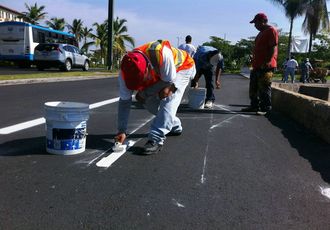 Pintan Zona Peatonal y Carriles, Para Evitar Accidentes