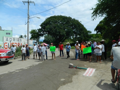 Dialogan autoridades con inconformes con obras inconclusas