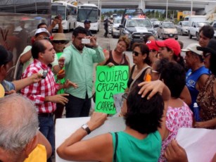 Acude José Gómez a Atender a Vecinos de Las Ceibas