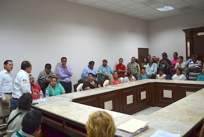 Atiende José Gómez a casi mil personas en larga jornada