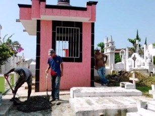 Preparan sus Tumbas para Celebrar Día de Muertos Nuestra Tradición Más Antigua
