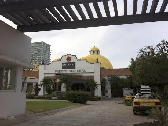 Taxistas Bloquearon Camiones con Jóvenes Extranjeros