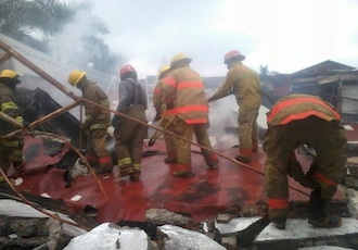 Fuerte Incendio en Taller Mecánico Frente a Plaza El Faro