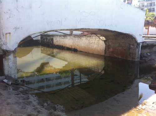 Denuncian Descarga de Agua Residual de Hotel Tropicana a Playa Los Muertos