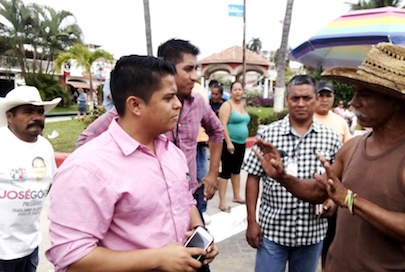 Prepotente Jefe de Fiscalización contra vendedores de Bucerías