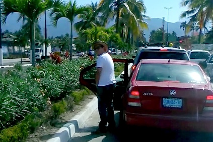 Captan a Turistas Orinando en Avenida de Ingreso