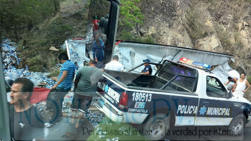 Tráiler de la Corona se volcó sobre la carretera federal 200