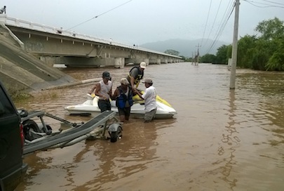 Atrapados en creciente del río Ameca, fueron rescatados en moto acuática